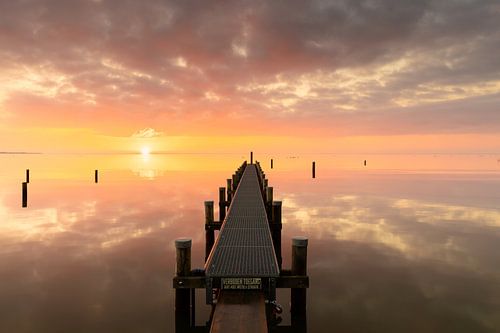 Steiger in het IJsselmeer tijdens zonsondergang