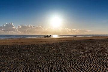 Strand met zonsopkomst Normandie Frankrijk van Rob van der Teen