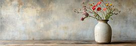 Japanische Vase mit Wildblumen auf Holztisch von Digitale Schilderijen