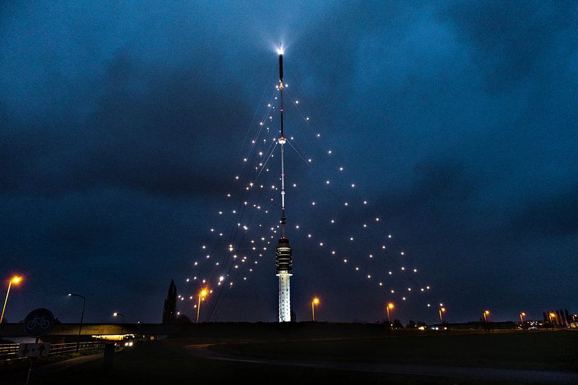 Le plus grand sapin de Noël du monde brille à nouveau au-dessus d'Utrecht par Mel Boas