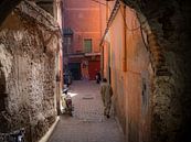 Un homme dans la médina de Marrakech, Maroc par Teun Janssen Aperçu