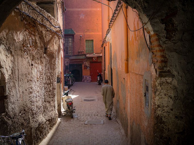 Un homme dans la médina de Marrakech, Maroc par Teun Janssen