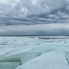 Kruiend ijs onder mooie wolken lucht van Karla Leeftink