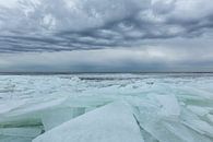 Croustiller de la glace sous un beau ciel nuageux par Karla Leeftink Aperçu