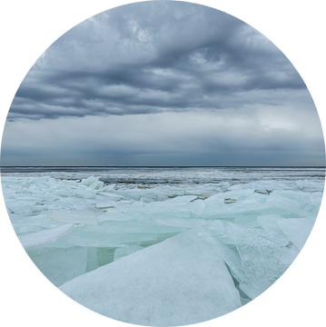 Kruiend ijs onder mooie wolken lucht