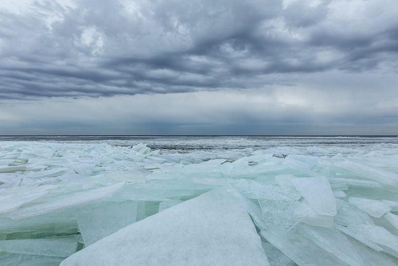 Croustiller de la glace sous un beau ciel nuageux par Karla Leeftink