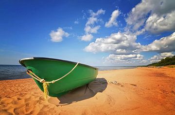 Groene boot op het strand van marlika art