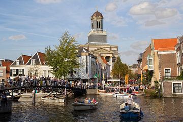 Bootje varen in Leiden van Jan Kranendonk