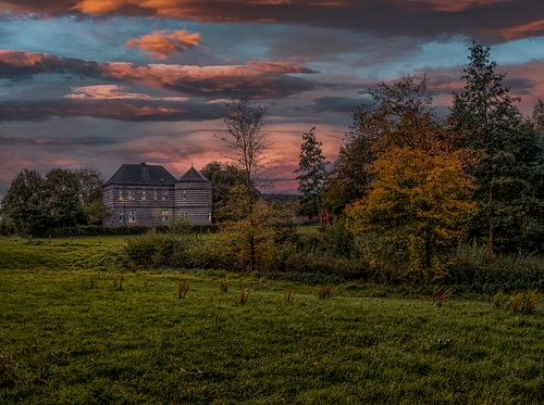 Photo au crépuscule du château de Bongard à Bocholtz sur John Kreukniet