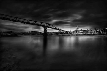 Millennium Bridge , Londen van Manfred Voss, Schwarz-weiss Fotografie