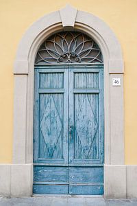 Blauwe voordeur in Pisa | Italië | Geel | Architectuur | Reisfotografie van Mirjam Broekhof