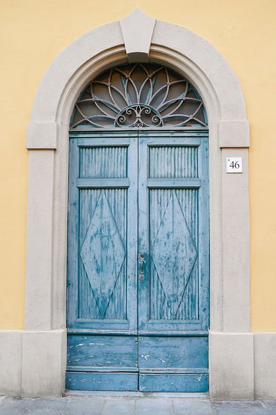 Porte d'entrée bleue à Pise | Italie | Jaune | Architecture | Photographie de voyage par Mirjam Broekhof