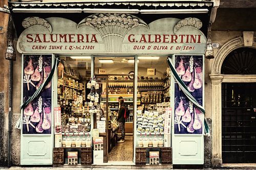 Straatbeeld in Verona: Salumeria G. Albertini