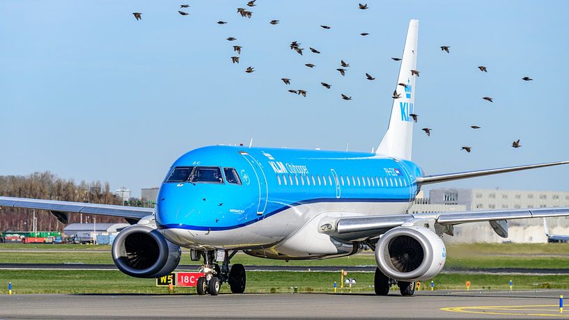 KLM Cityhopper Embraer ERJ-190. by Jaap van den Berg