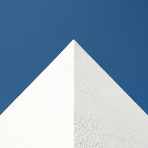 Mediterrane hoekpunt tegen blauwe lucht in vierkant
