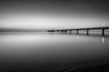 Alte Seebrücke von Scharbeutz an der Ostsee in schwarz weiss. von Manfred Voss, Schwarz-weiss Fotografie