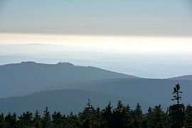 Blick vom Gipfel des Brocken  auf den Harz von Heiko Kueverling