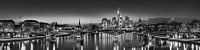 De skyline van Frankfurt in het avondlicht in zwart-wit van Manfred Voss, Zwart-Wit Fotografie thumbnail