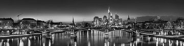 Skyline de Francfort dans la lumière du soir en noir et blanc sur Manfred Voss, Schwarz-weiss Fotografie