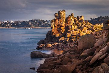 Rotskust bij de Phare de Ploumanac`h, Côte de Granit Rose, Bretagne van Christian Müringer