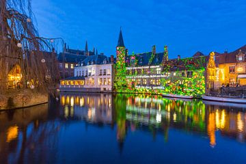 Rozenhoedkaai in Brugge tijdens Wintergloed van Nele Mispelon
