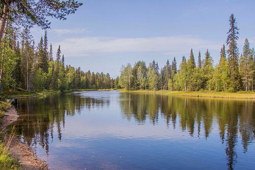 Rivier in Fins Lapland in de zomer