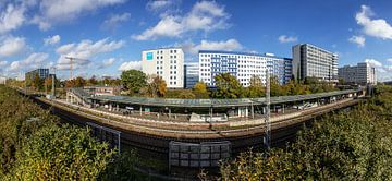 Berlijn - district Lichtenberg, skyline met S-Bahn station van Frank Herrmann