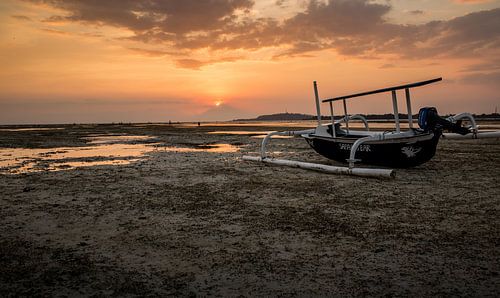 Zonsondergang met de vulkaan op achtergrond (Bali)