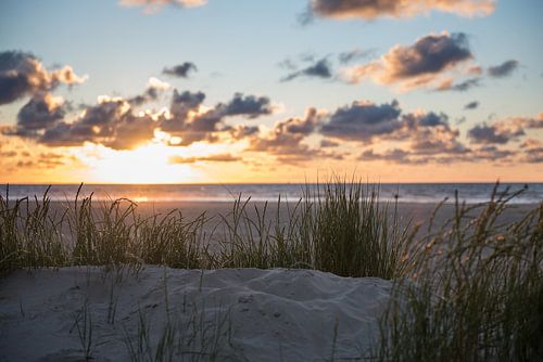 Soleil couchant lors de notre promenade sur la plage sur Wendy de Jong