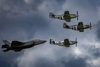 Alt und neu: 3 P-51 Mustangs und 1 F-35 Lightning II.