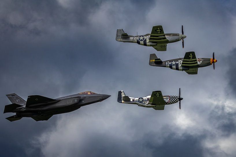 Alt und neu: 3 P-51 Mustangs und 1 F-35 Lightning II. von Harm-Jan Martens