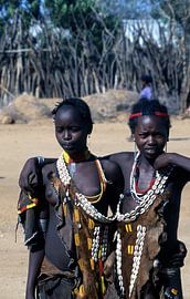 young women from Ethiopia by Ignacio Genzo