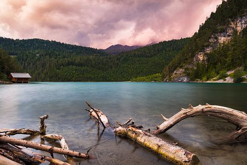 Vue sur le lac Blindsee par un soir d'été nuageux