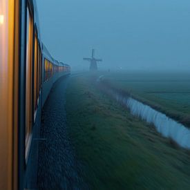 Entlang der Schiene im Nebel von Friso Creates