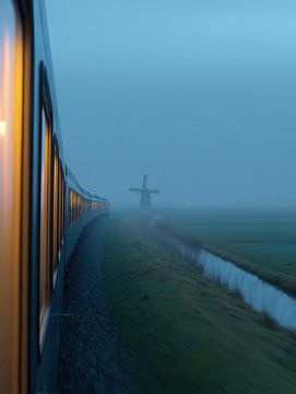 Entlang der Schiene im Nebel