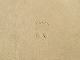 Footprints on beach van Eef Bouman