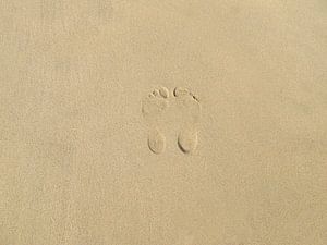 Footprints on beach van Eef Bouman