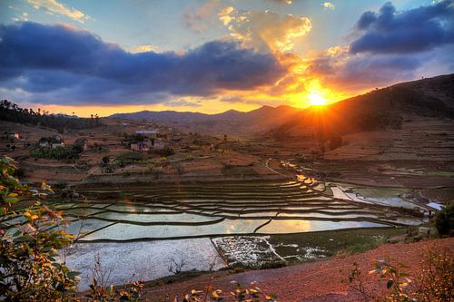 Zonsondergang reflectie in Madagaskar by Dennis van de Water