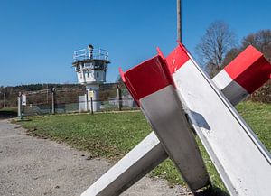 Schlagbaum mit Wachturm an der Innerdeutschen Grenze