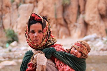 Berber moeder en kind in het Atlasgebergte van Marokko sur W. Jans