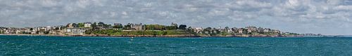 Vue panoramique de Dinard (France) depuis la jetée de Saint-Malo