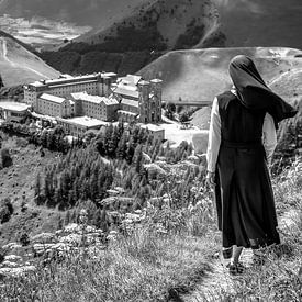Een non aan het einde van de wandeling van Freek van Oord