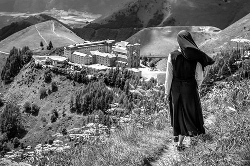 Eine Nonne am Ende der Wanderung