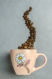 Een koffiekop met koffiebonen von Dennis  Georgiev