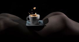 Nude mit Kaffee von Alex Neumayer