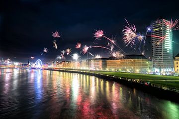New Year's Eve fireworks in Düsseldorf on the Rhine with the Rhine promenade by Daniel Pahmeier