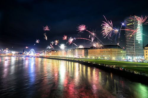 New Year's Eve fireworks in Düsseldorf on the Rhine with the Rhine promenade
