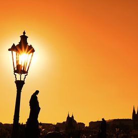 Silhouettes du pont Charles au coucher du soleil à Prague sur Anton Eine
