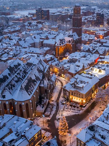 Zwolle Grote Markt in de binnenstad tijdens een koude winterse zonsondergang