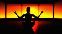 een yogavrouw mediteert in een tempel (3d rendering)